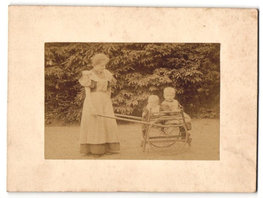 Undatiertes Foto einer Frau und zweier Kinder. Personen und Aufnahmeort sind nicht gesichert.