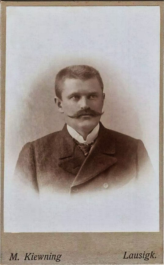 Undatiertes Männerporträt. Auf dem Karton steht „M. Kiewning“ und „Lausigk“.